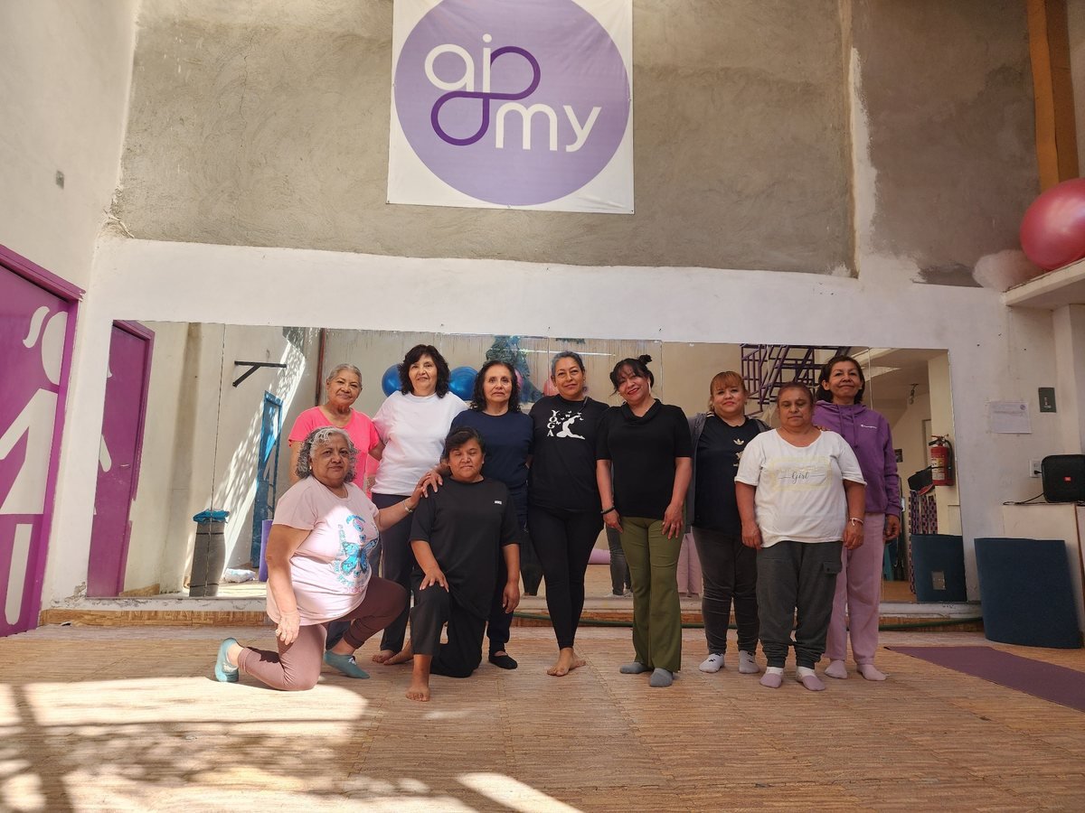 Grupo de YogaLu al finalizar una clase en Aimy Centro Cultural