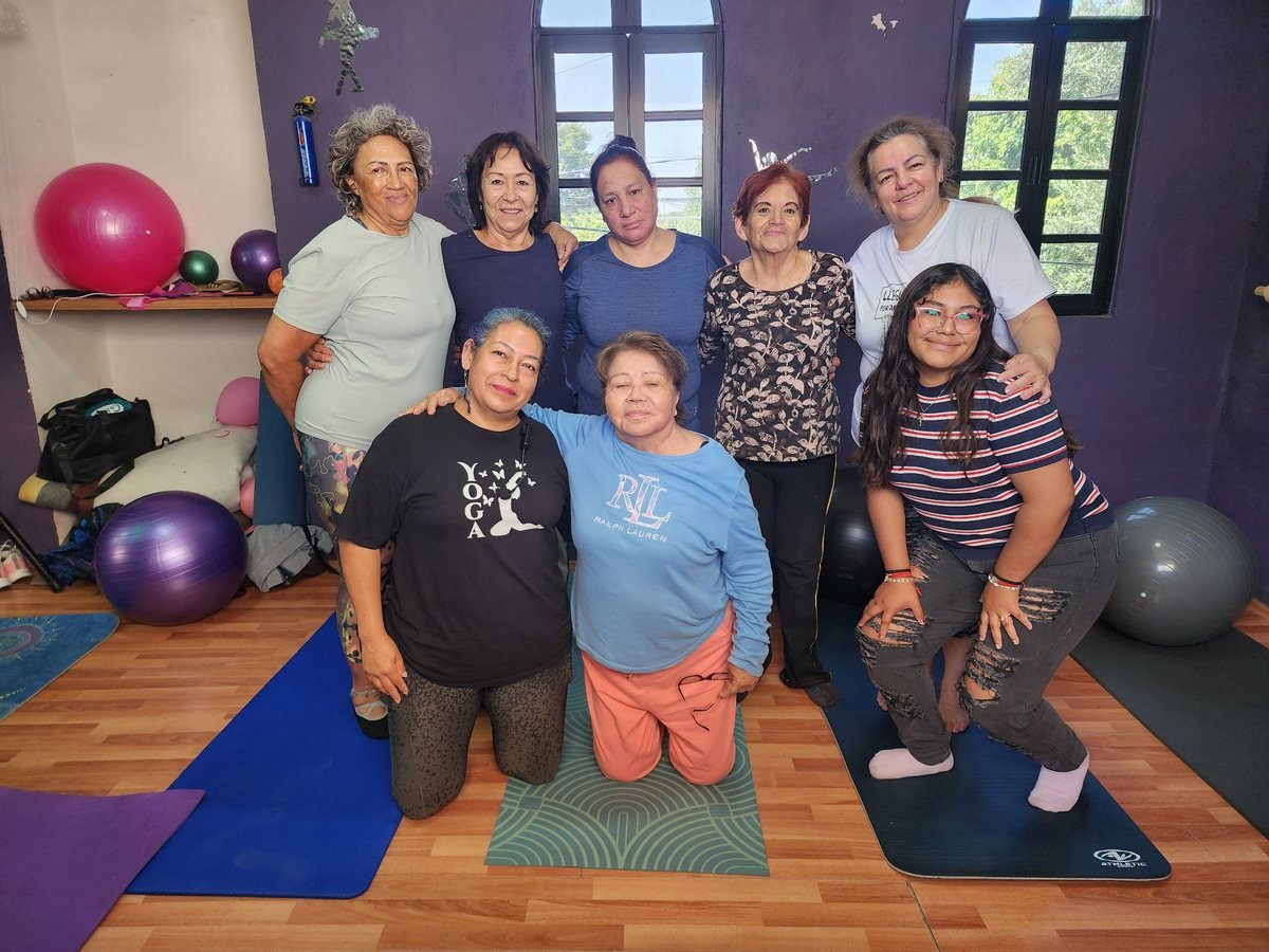 Grupo de alumnas de YogaLu al finalizar una clase en Lauren Dance Sensation
