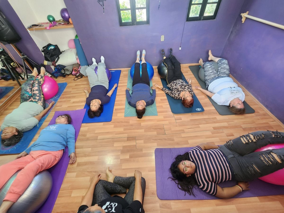 Alumnas descansando y relajándose al final de una práctica de Yoga Funcional